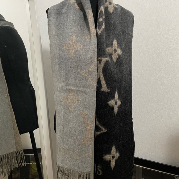 LV Reykjavik Gradient Scarf - Picture 3 of 8